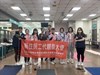 移民署臺北市服務站「新住民二代親善大使體驗營」舉辦瑜珈課程。(左四為王芬芬、左三為賴佳怡)