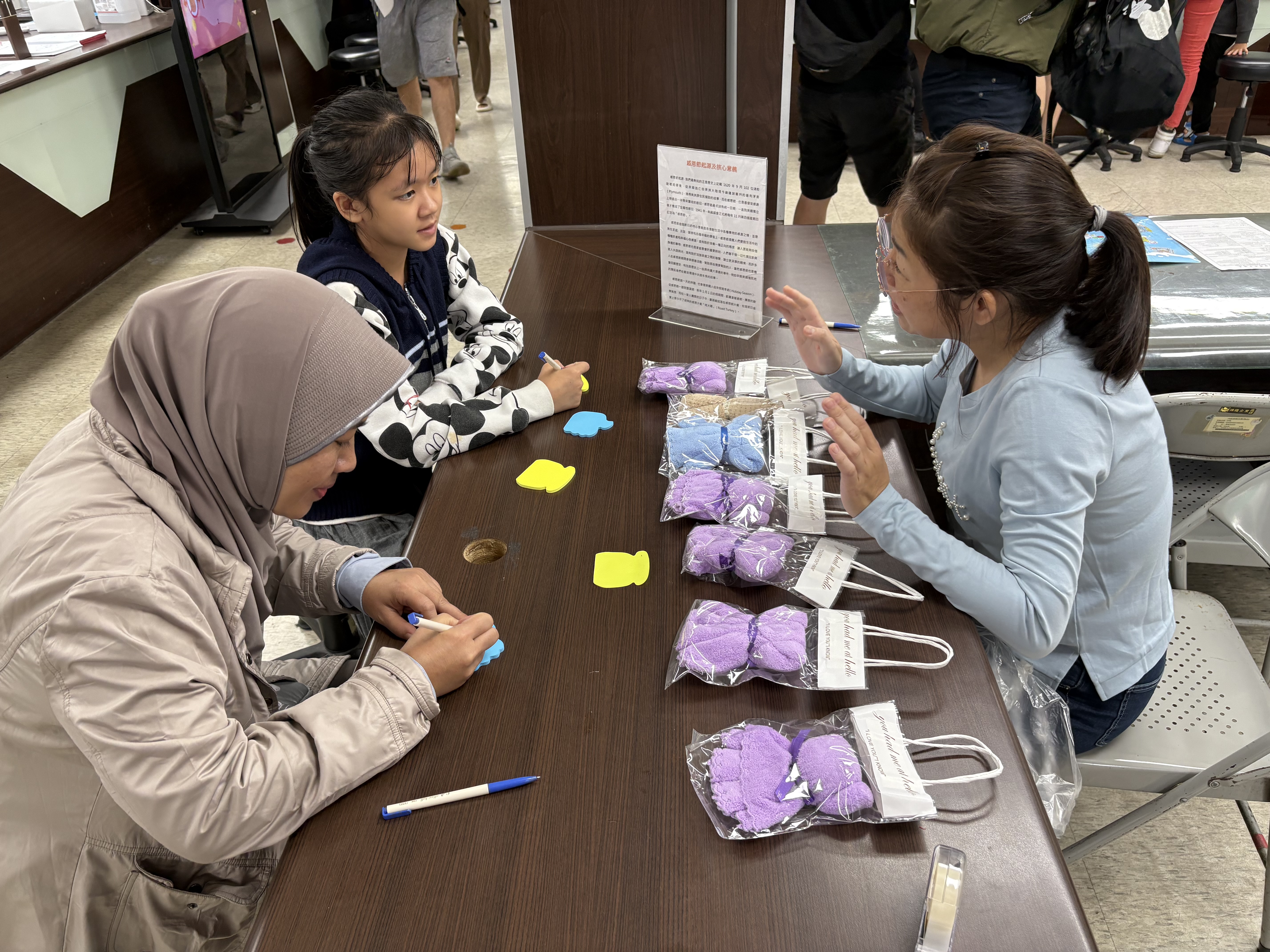 圖一、新北市服務站社工王文琍(右一)向印尼籍新住民母女介紹感恩節由來