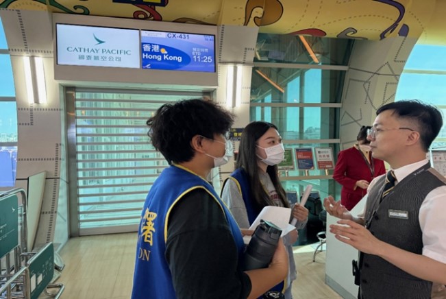 國泰航空向實習生解說登機門作業內容