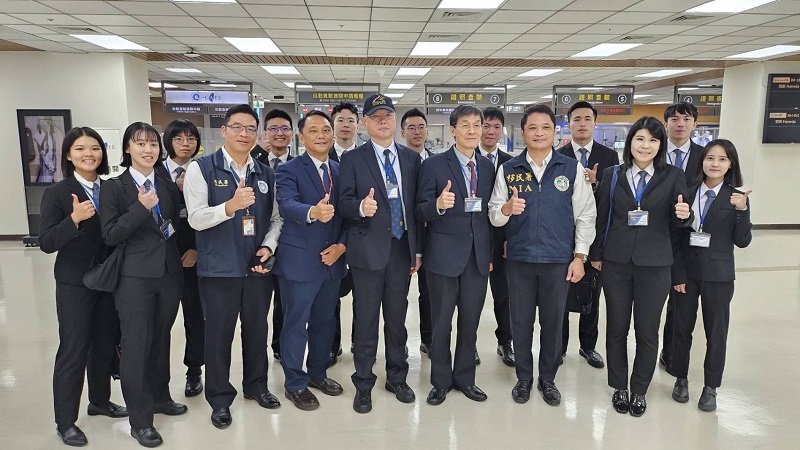 移民官與調查局人員合影