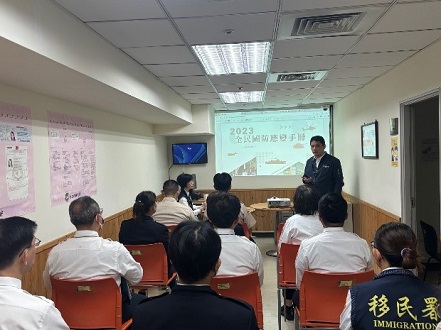 移民署國境事務大隊松山機場隊隊長石漢鵬宣導《全民國防應變手冊》