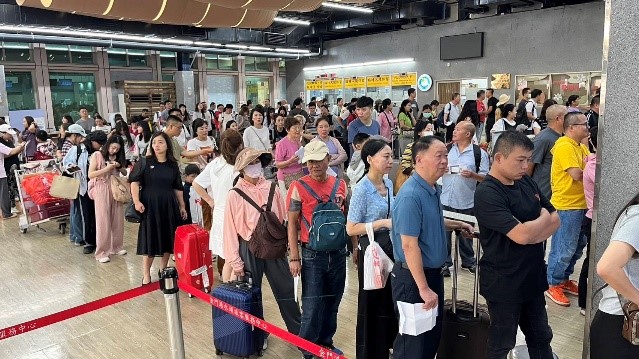 小三通旅客於金門水頭港排隊等候入境證照查驗