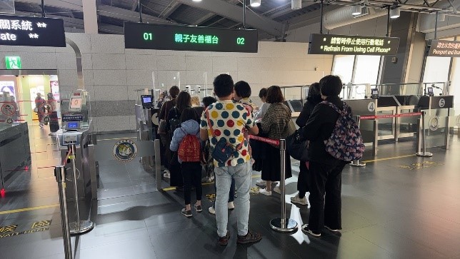 真航空於臺中機場首航，出境旅客排隊等候通關