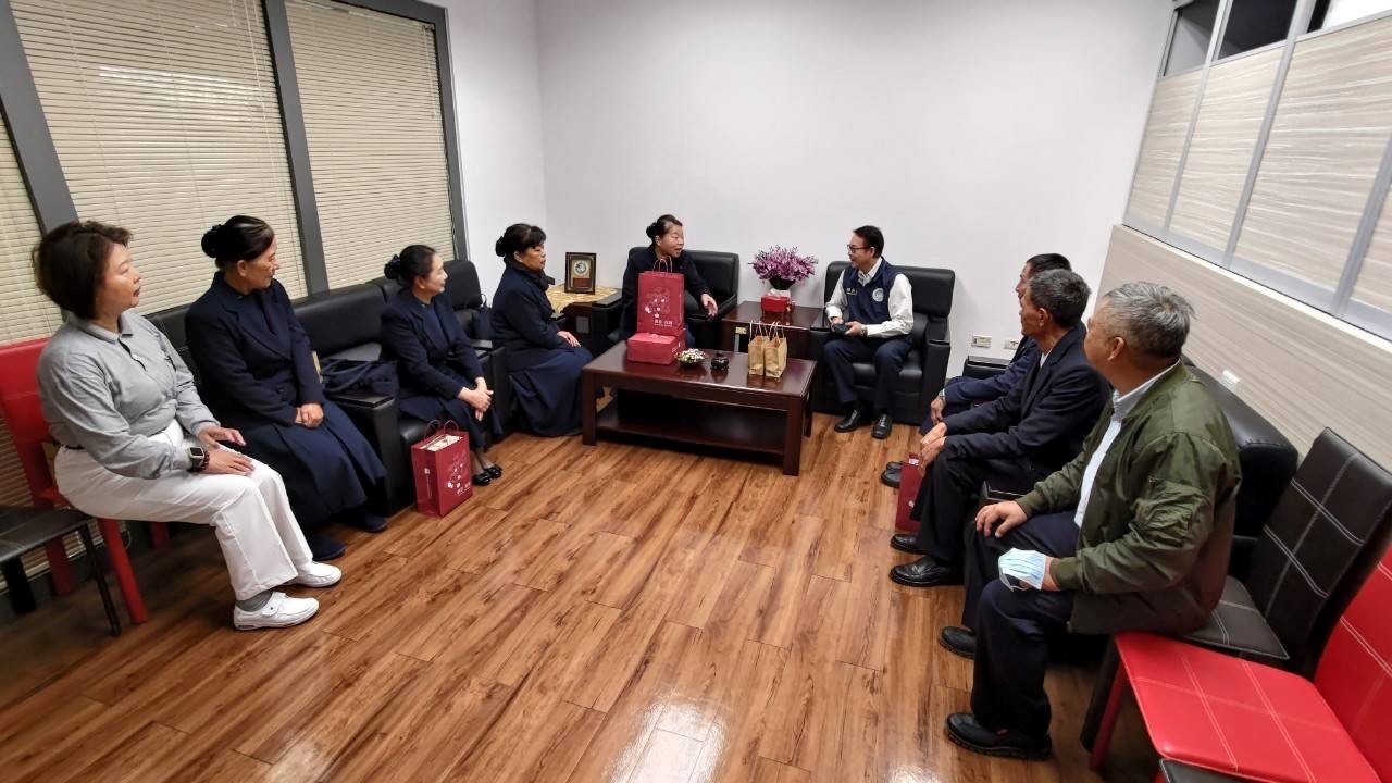 慈濟志工與移民署國境事務大隊臺中港國境事務隊同仁互道春節祝福