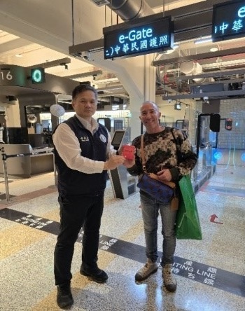 移民官與搭乘「地中海榮耀號」之義大利籍旅客合影
