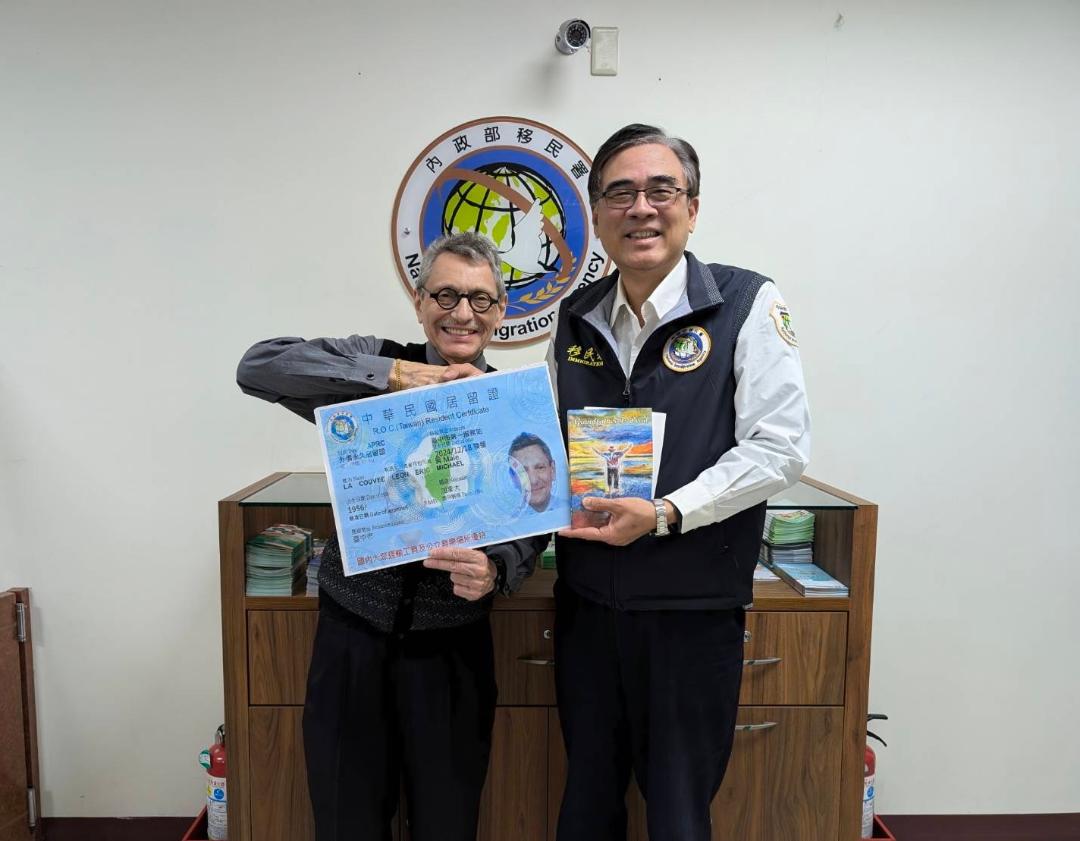 1.利昂老師獲頒馬偕計畫永久居留證很開心的與移民署臺中市第一服務站主任王驥握手