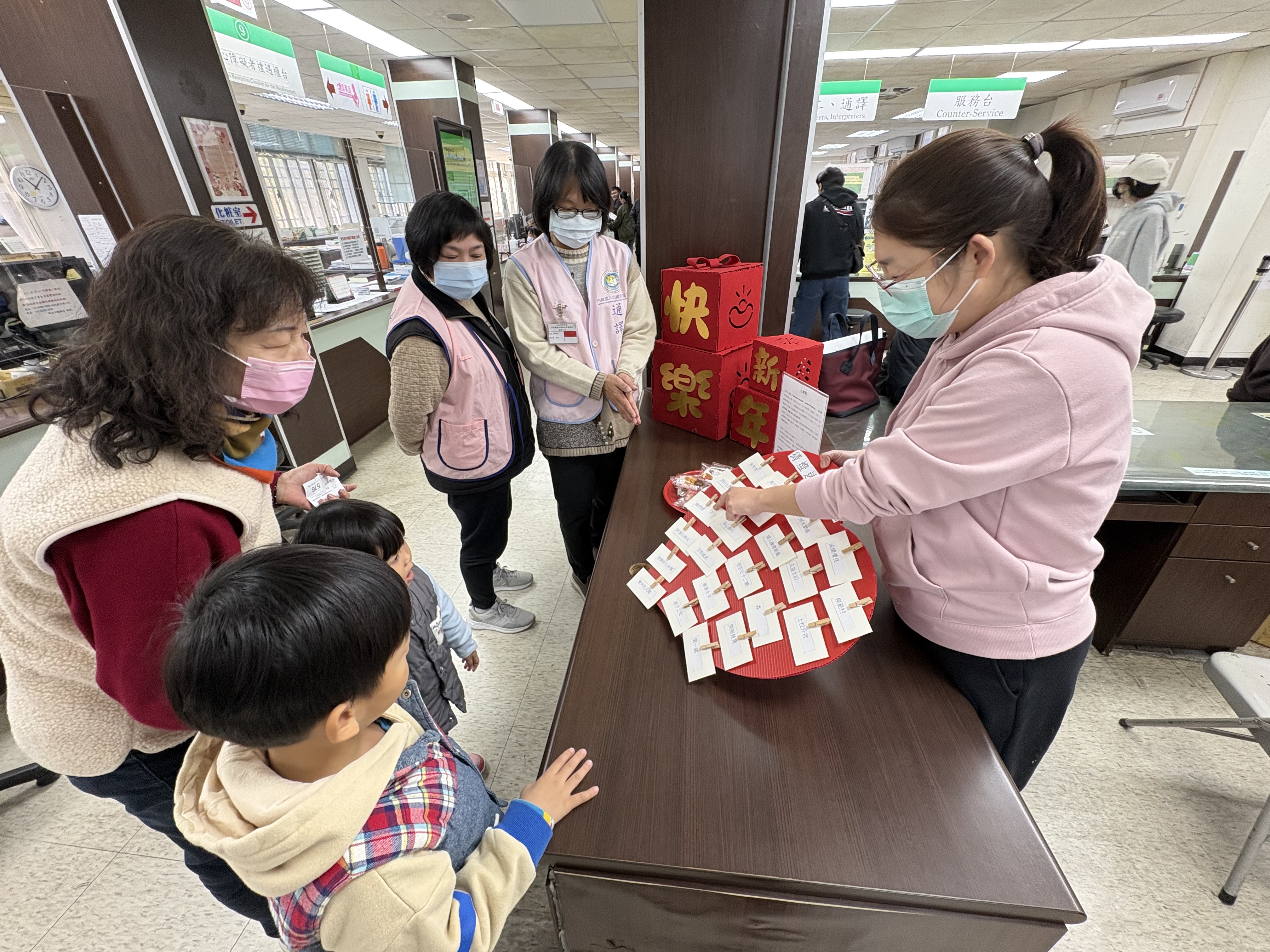 圖一、新北市服務站社工王文琍(右一)向民眾介紹猜燈謎活動