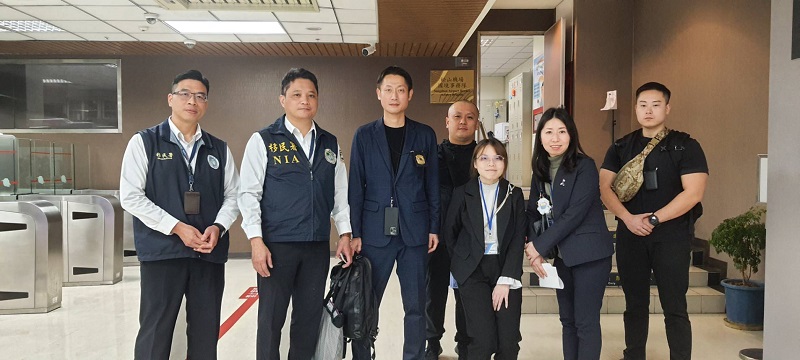 移民署國境事務大隊松山機場國境事務隊與日本臺灣交流協會工作人員於入境查驗大廳合影