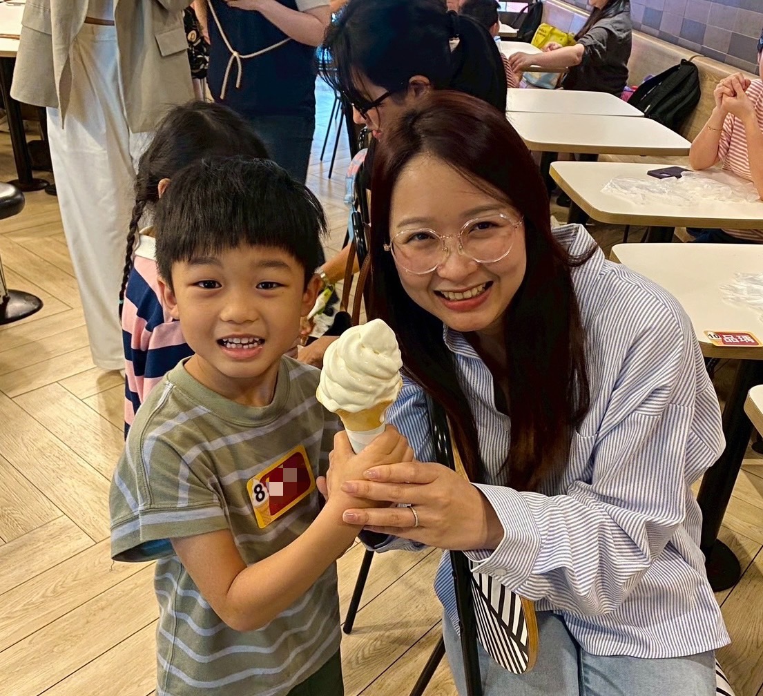 「感謝新住民媽咪,今天換我寵你」親子溫馨互動,孩子遞上巨無霸蛋捲冰淇淋向媽媽表達愛與感謝。
