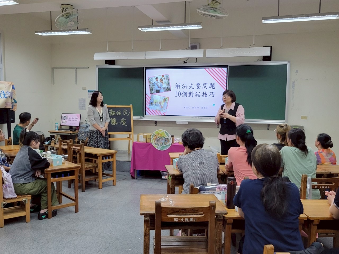 圖一、張月玲老師(右)與張翠芬老師(左)為活動課程開場