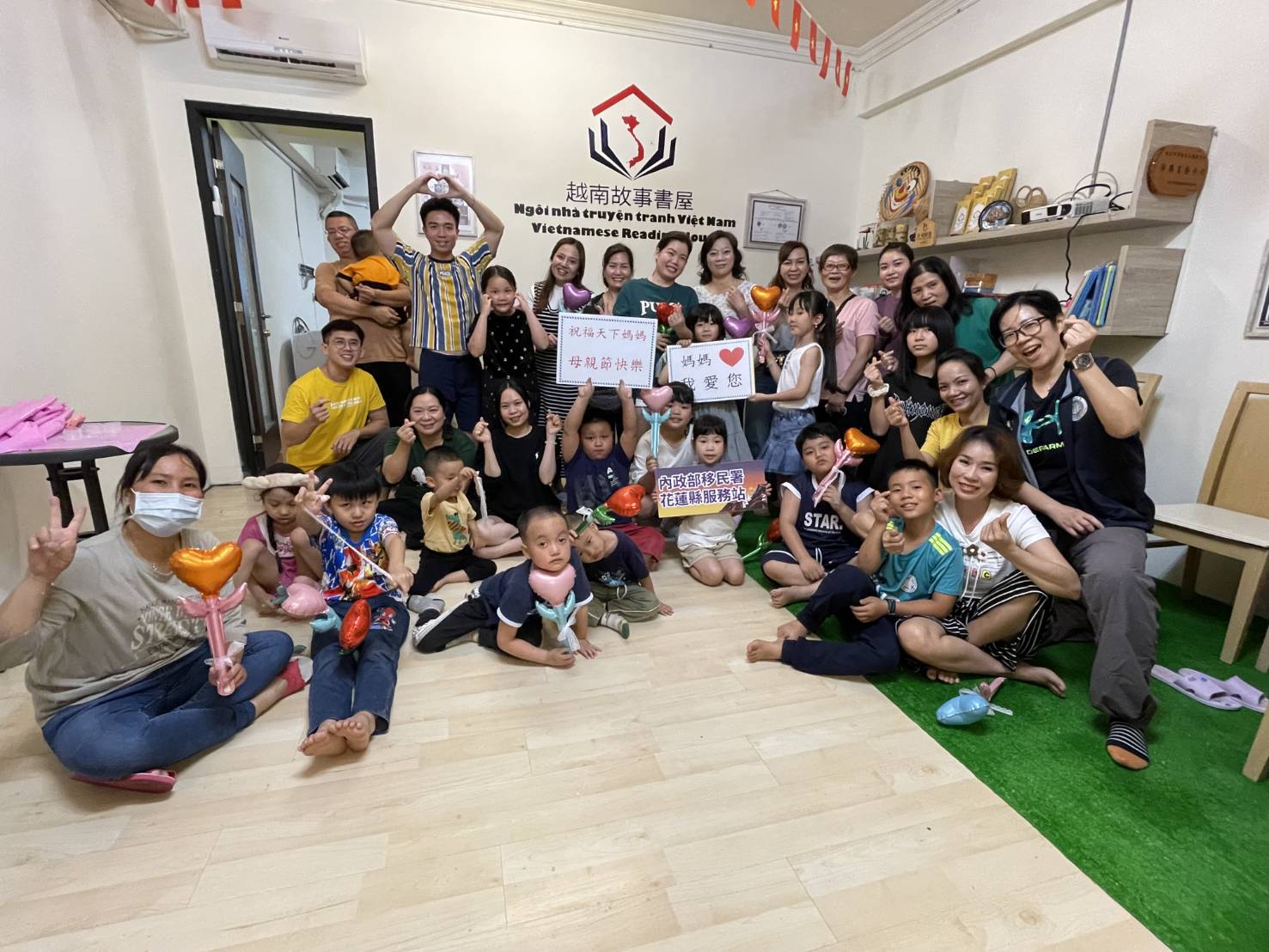 圖四最後,歡慶母親節活動圓滿成功,大家開心合影留念。