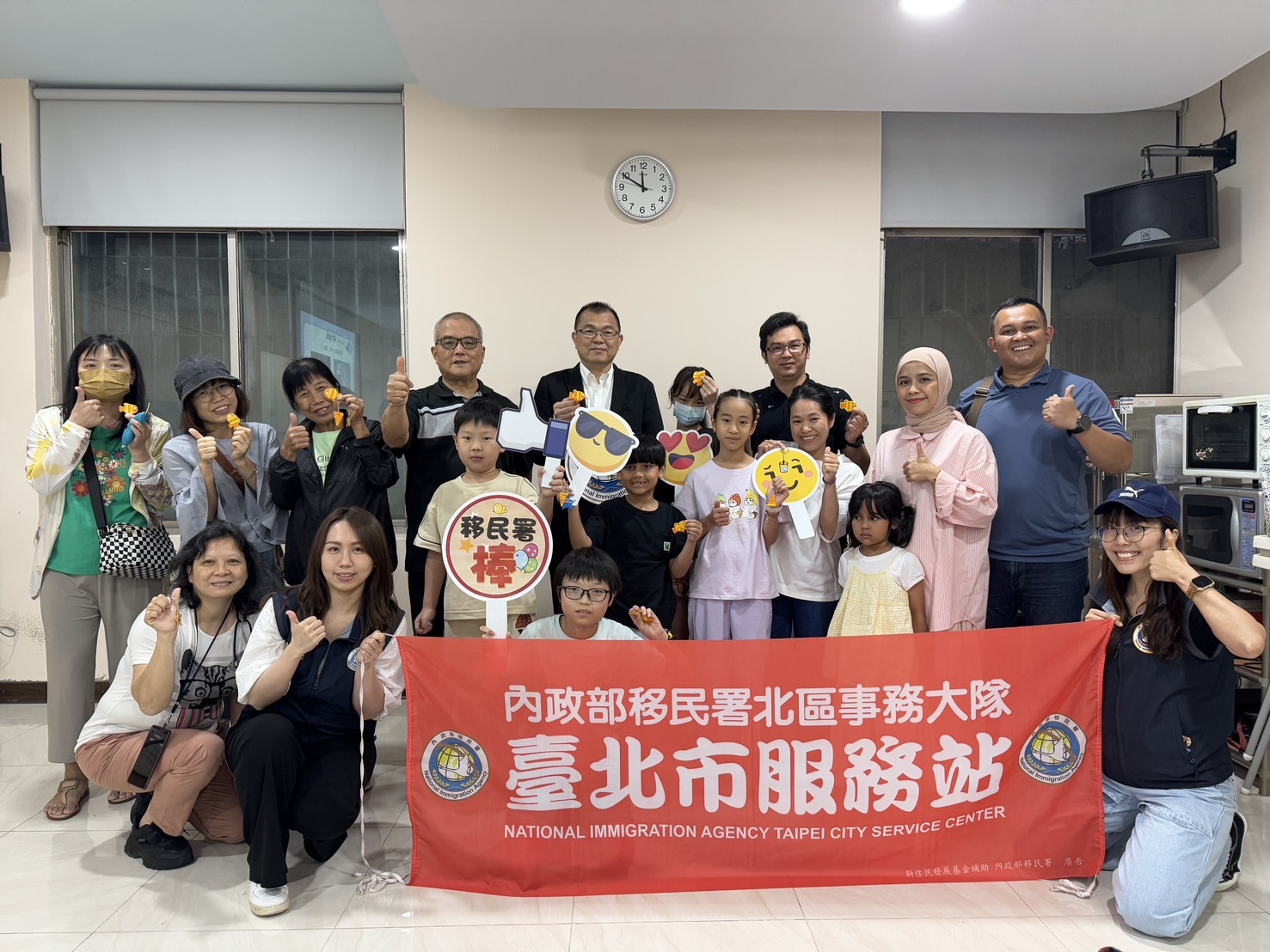 移民署臺北市服務站舉辦3D列印筆體驗活動,邀請新住民家庭一同參與。
