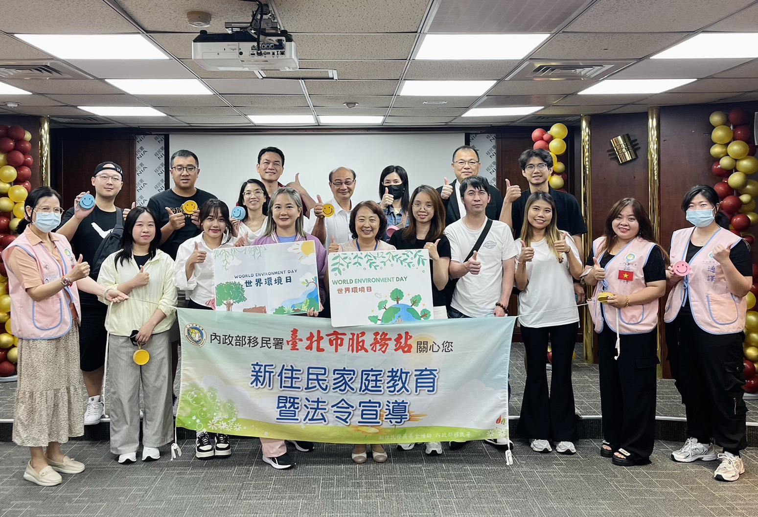 1.移民署臺北市服務站舉辦「新住民家庭教育及法令宣導」課程,邀請來自馬來西亞的新住民李愛珍,分享進入臺灣金融業的職涯重建經歷與跨國文化適應的心路歷程。