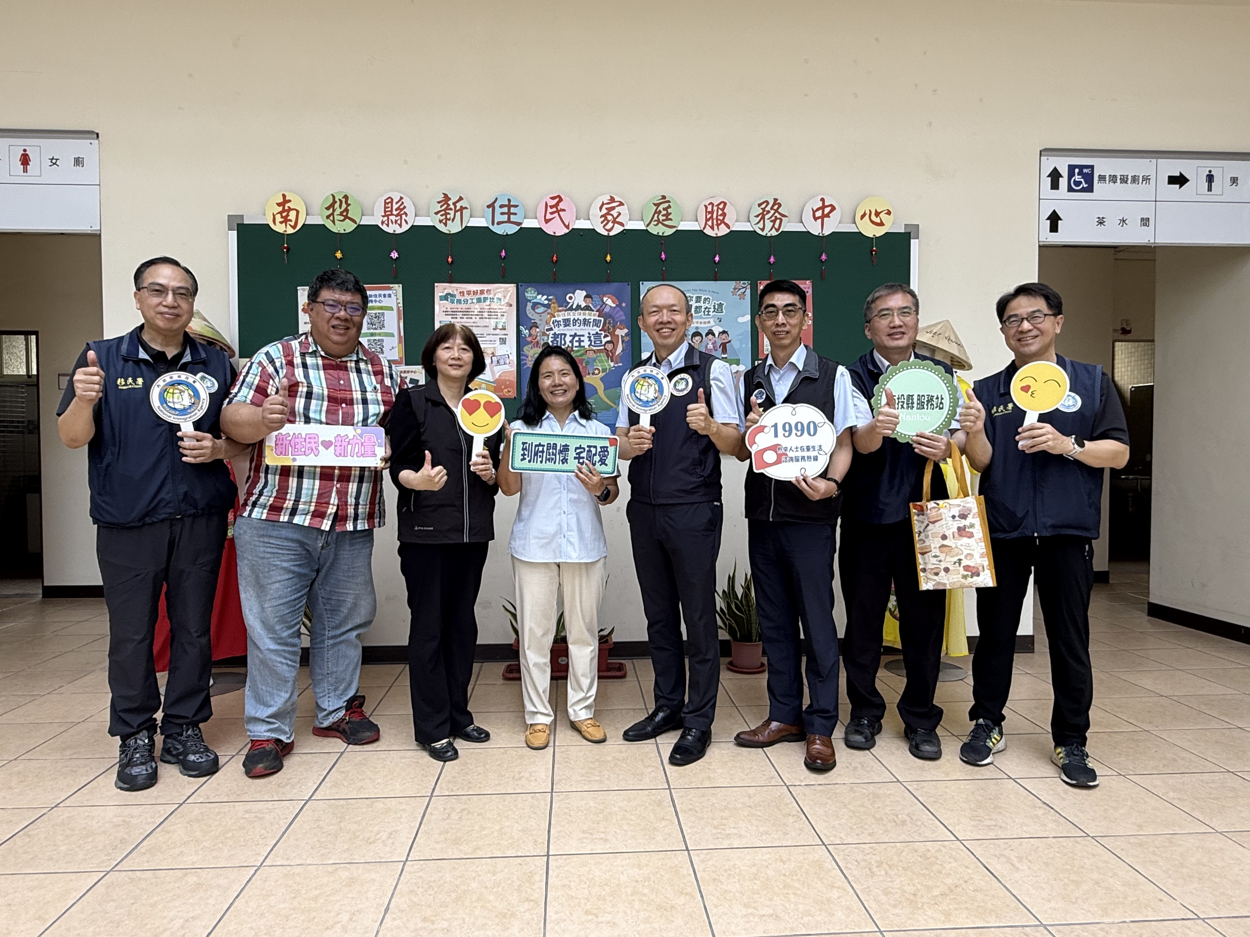移民署副署長謝文忠(右4)與陸委會參事楚恆惠(左3)、海基會代理處長李南勳(右3)至南投縣新住民家庭服務中心拜訪大陸新住民安改寧(左4)