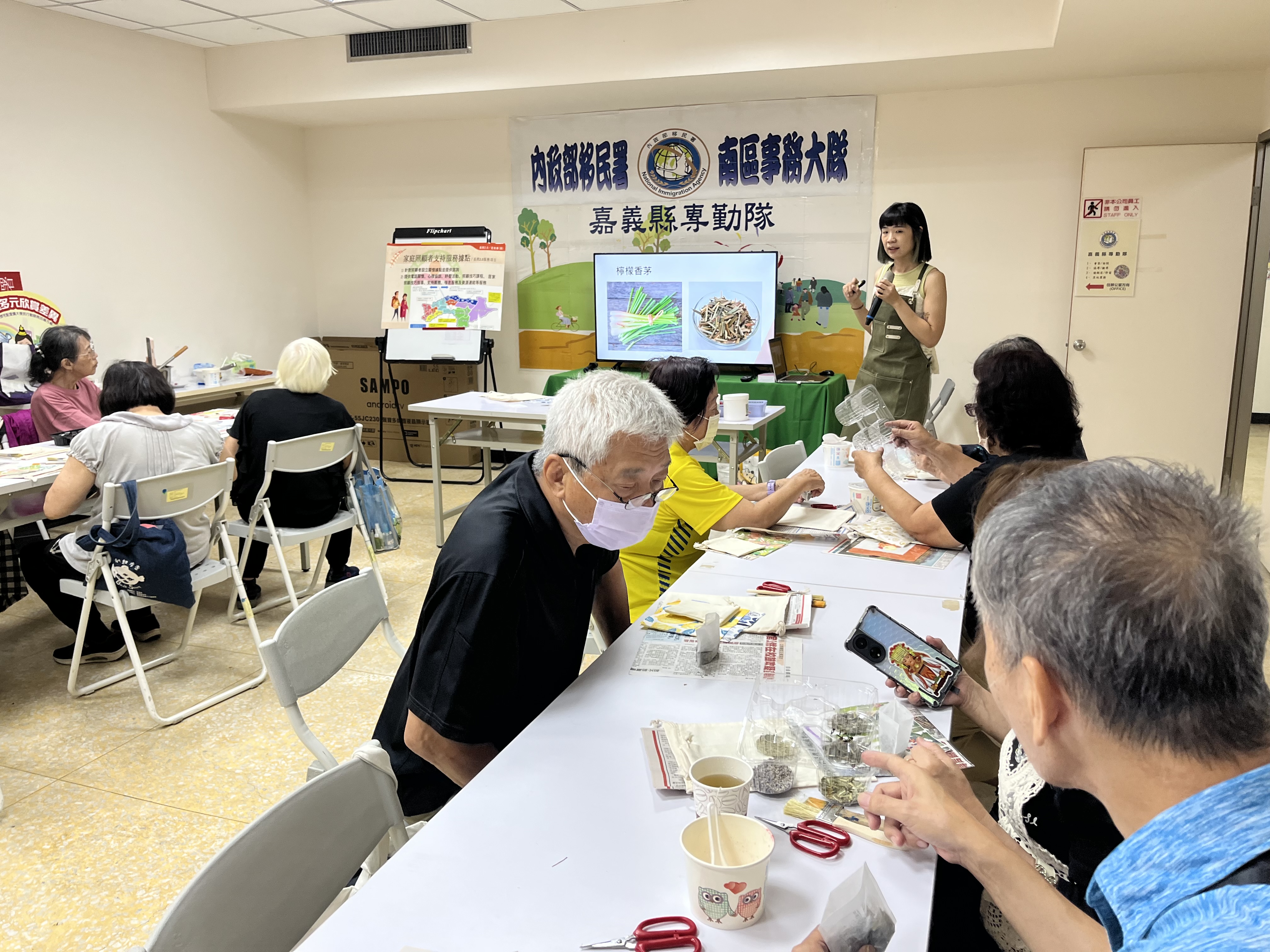 講師鄭琪介紹各種驅蚊香草素材
