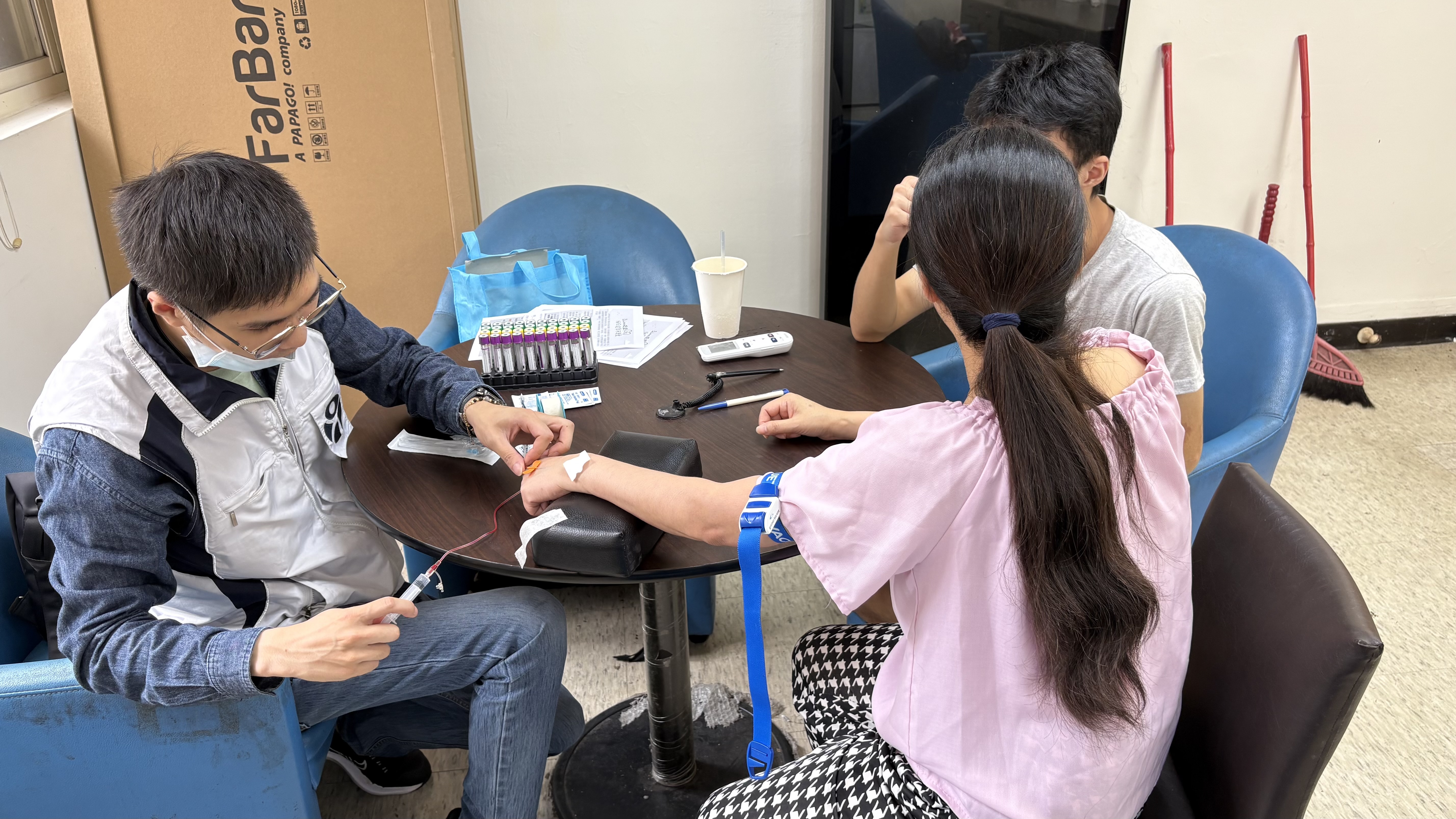 圖一、新店區衛生所專業護理人員為新住民抽血篩檢