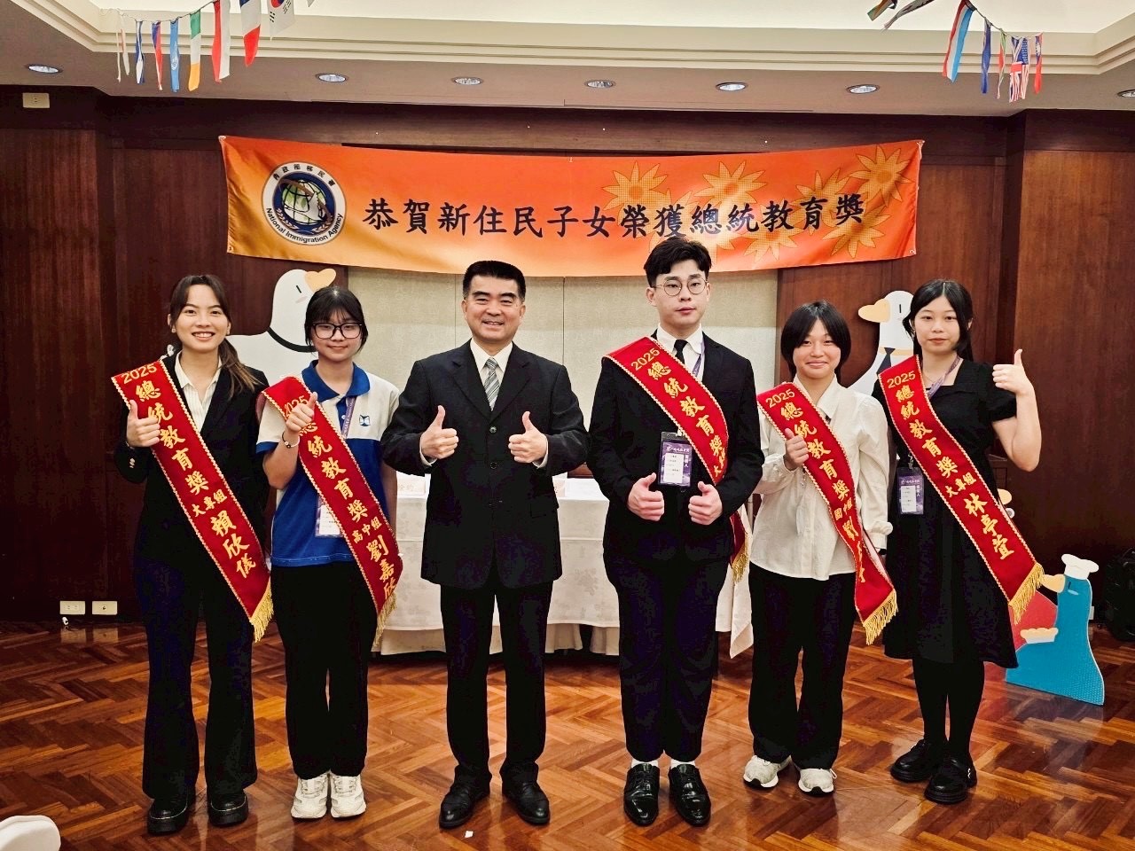 林署長與獲獎新住民子女合影
