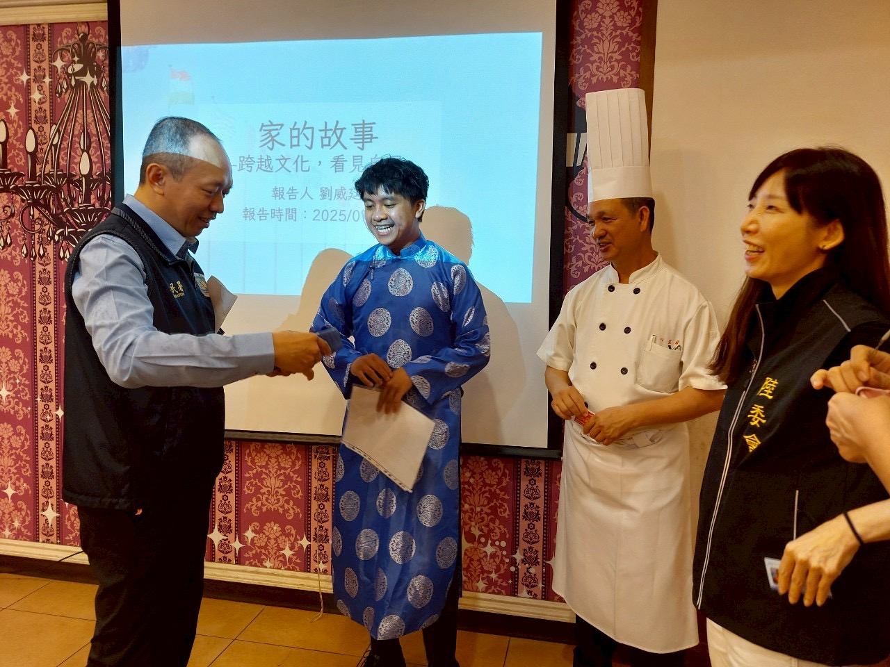移民署副署長謝文忠(左)親切與新二代劉威廷互動。