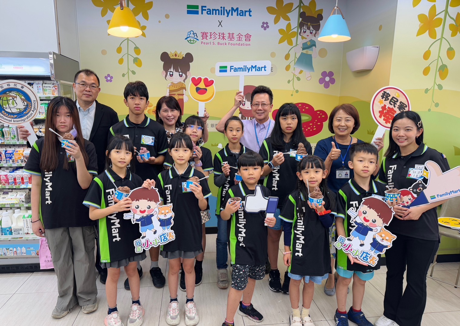 移民署北區事務大隊臺北市服務站與賽珍珠基金會攜手合作,在全家便利商店南海店舉辦「小小店長」一日職場體驗親子活動,過程熱絡歡樂。