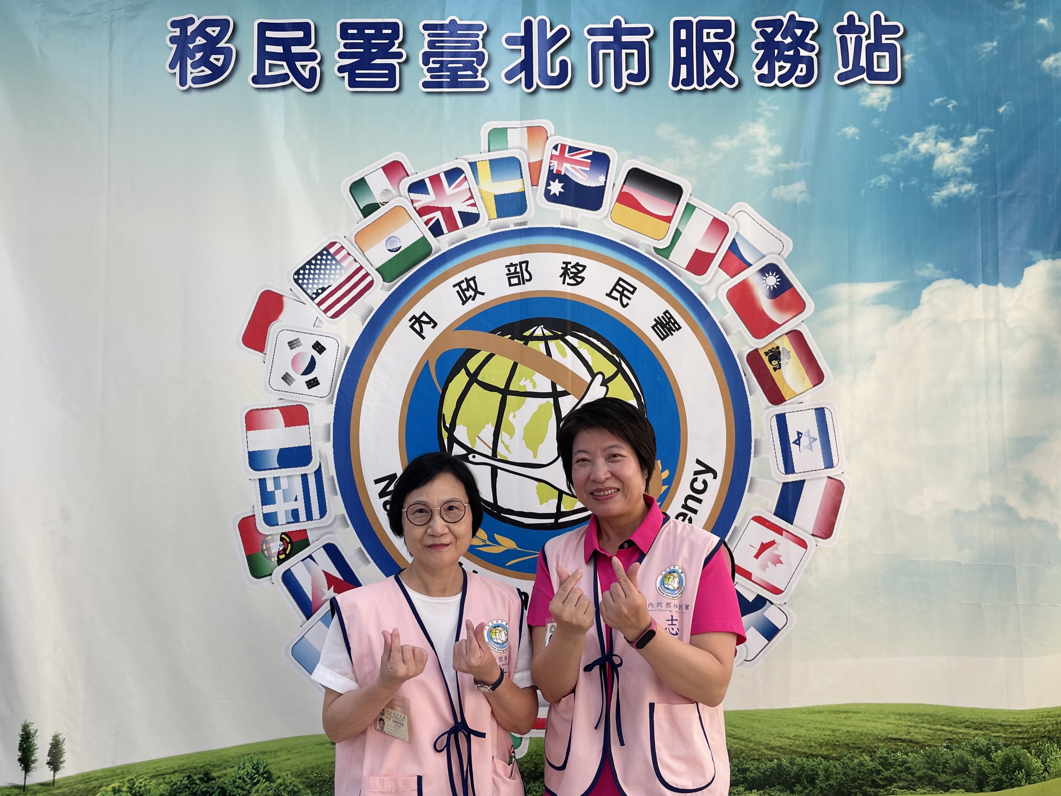 1.移民署臺北市服務站優良志工張秀美(左)及葉瑞香(右),服務暖心獲肯定。