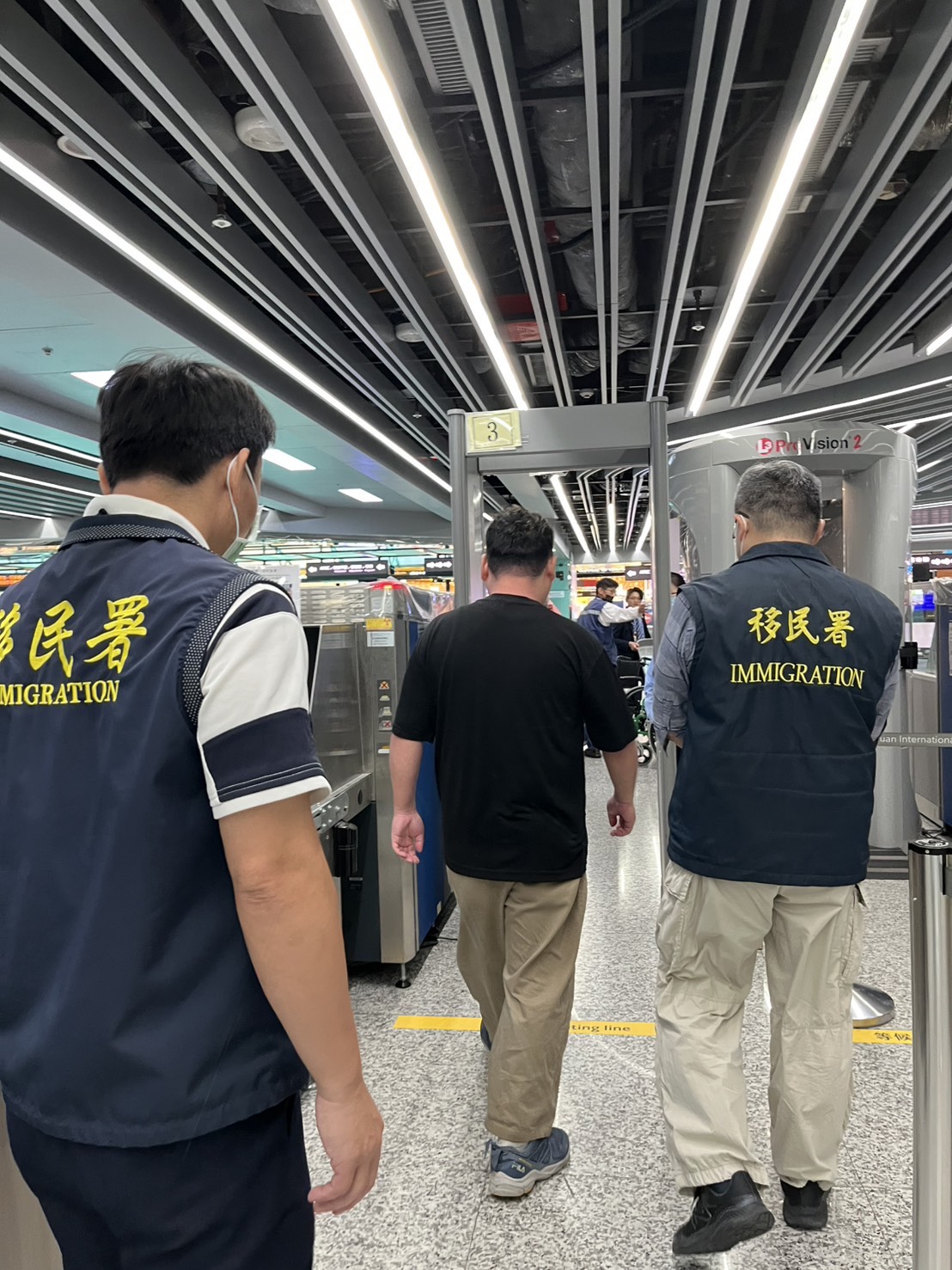 日本籍男子持中國國旗拍攝不當言論影片 移民署依法強制驅逐出國