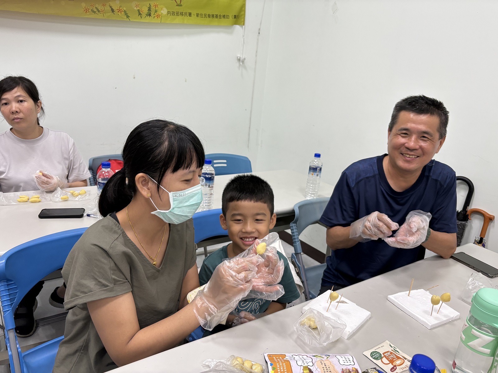 吃甜點、聞香料 屏東縣服務站家庭教育課程超有味