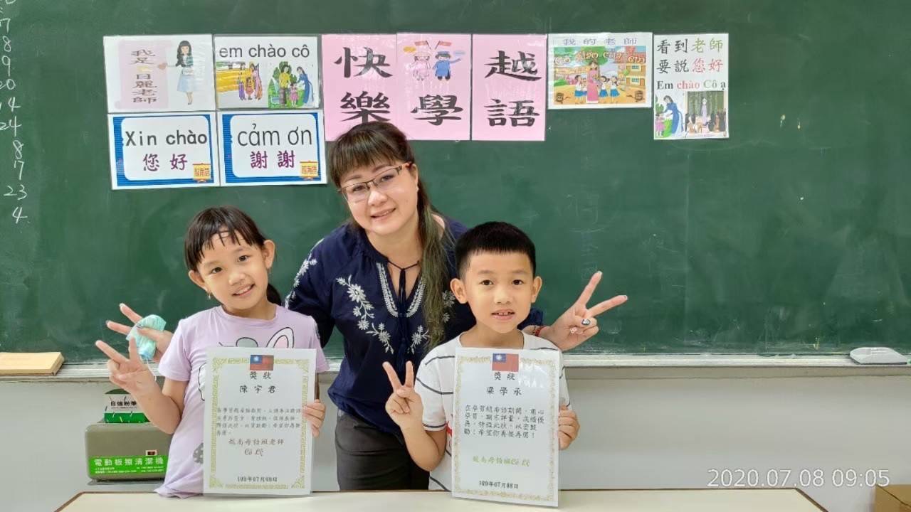 黃日麗在小學社團擔任越南語老師