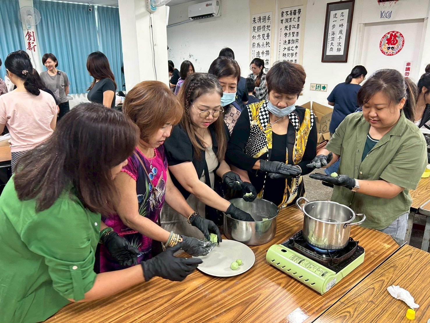 學員們認真揉製三色糰子。