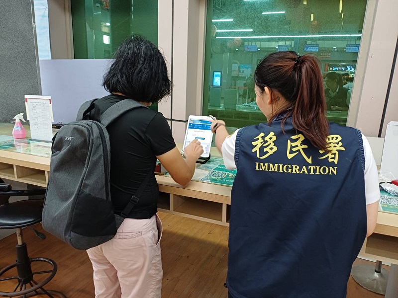 移民署同仁協助入境金門的外來旅客填寫TWAC