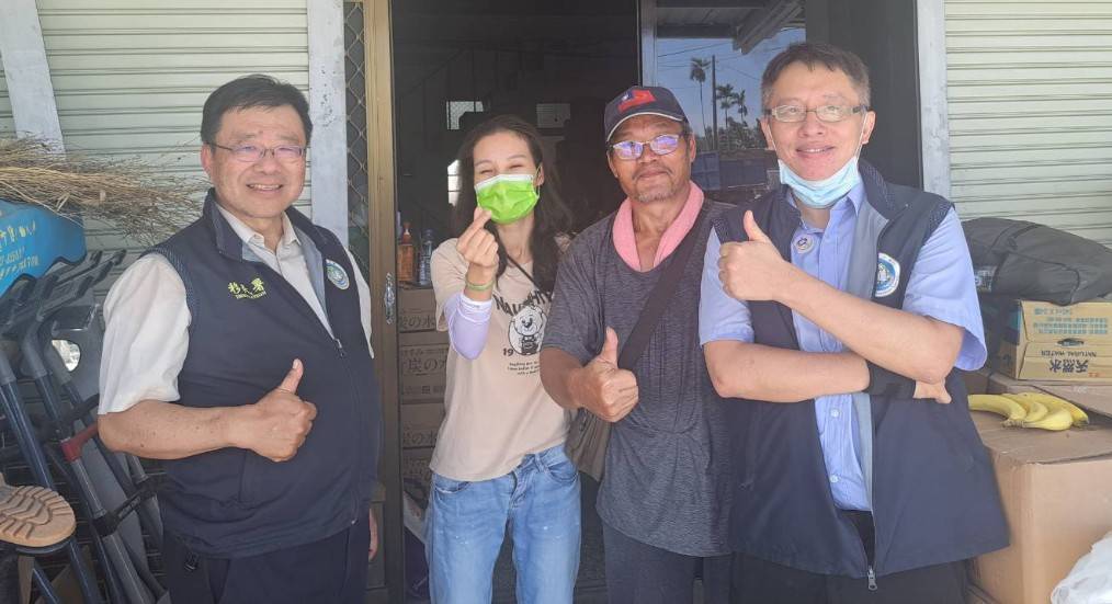 移民署北區事務大隊與受災戶陸配家庭合影。