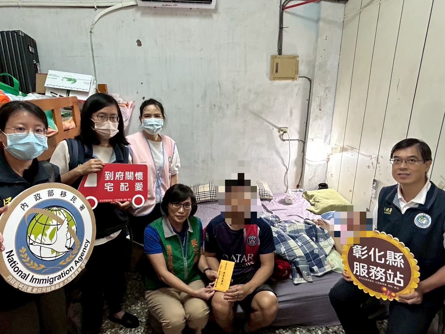 移工媽媽痛失雙腿不孤單 移民署偕慈善團體送暖。