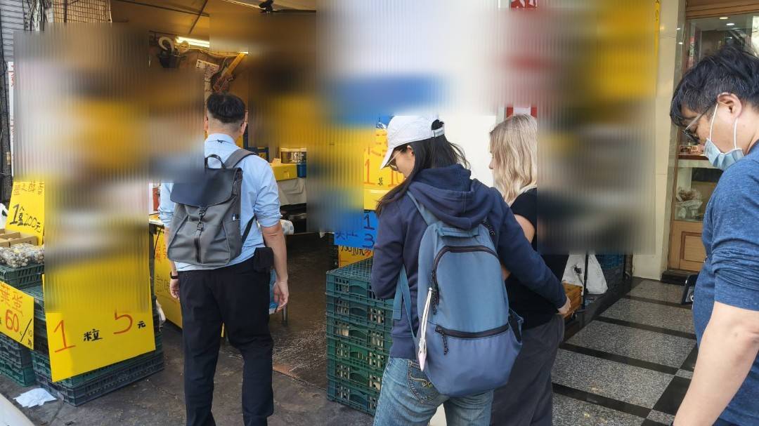 俄籍正妹「假觀光真賣旗」騙愛心　移民署聯手警方迅速查獲 將強制驅逐出國