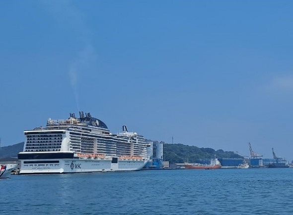 「地中海榮耀號」郵輪停靠在基隆港西岸三號碼頭。