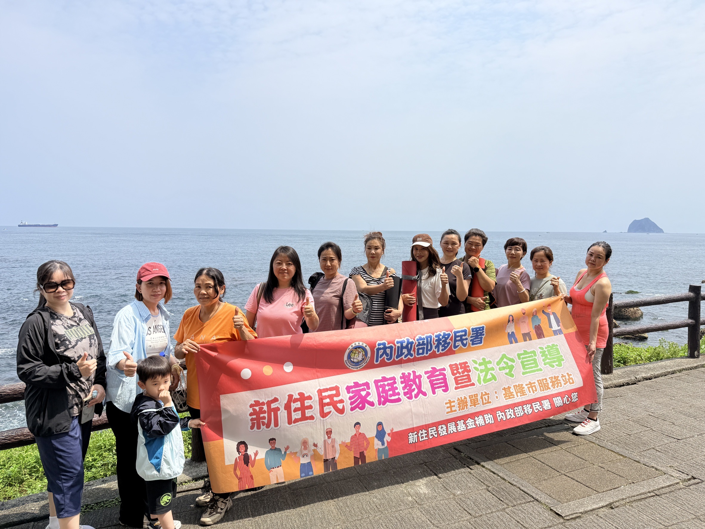 新住民學員與瑜伽講師一起於基隆外木山合影