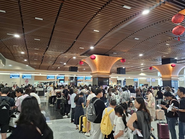 金門港旅運中心迎來中國大陸五一連假的陸客觀光人潮。