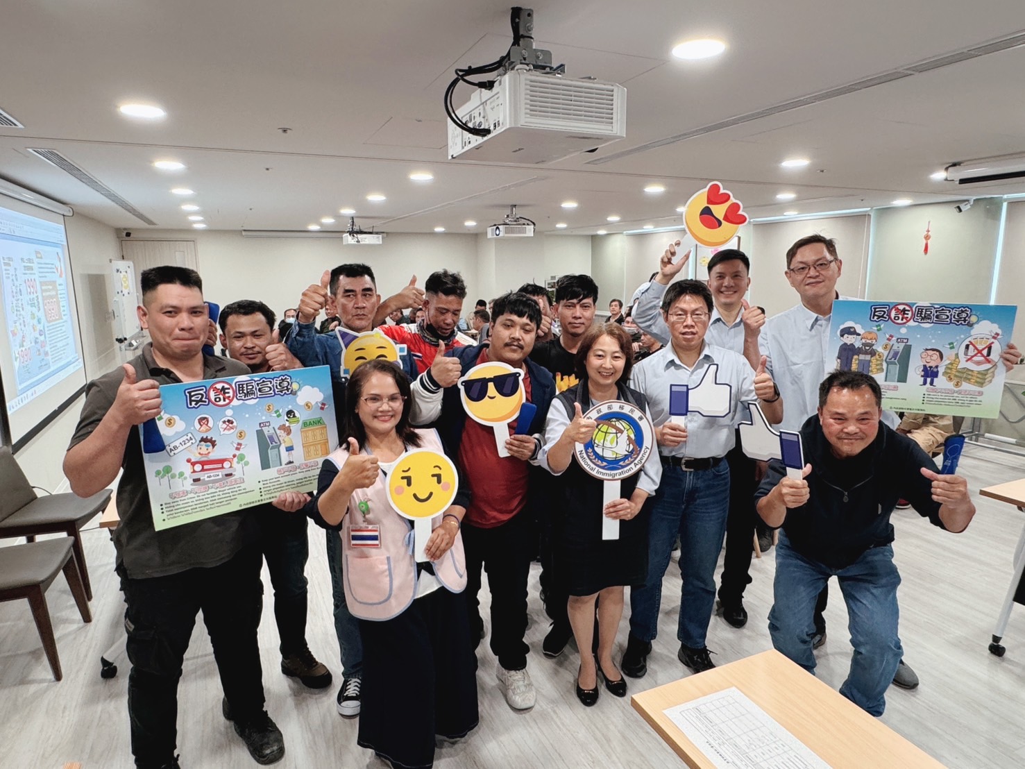 移民署臺北市服務站與久年營造股份有限公司向移工宣導反詐騙案例。