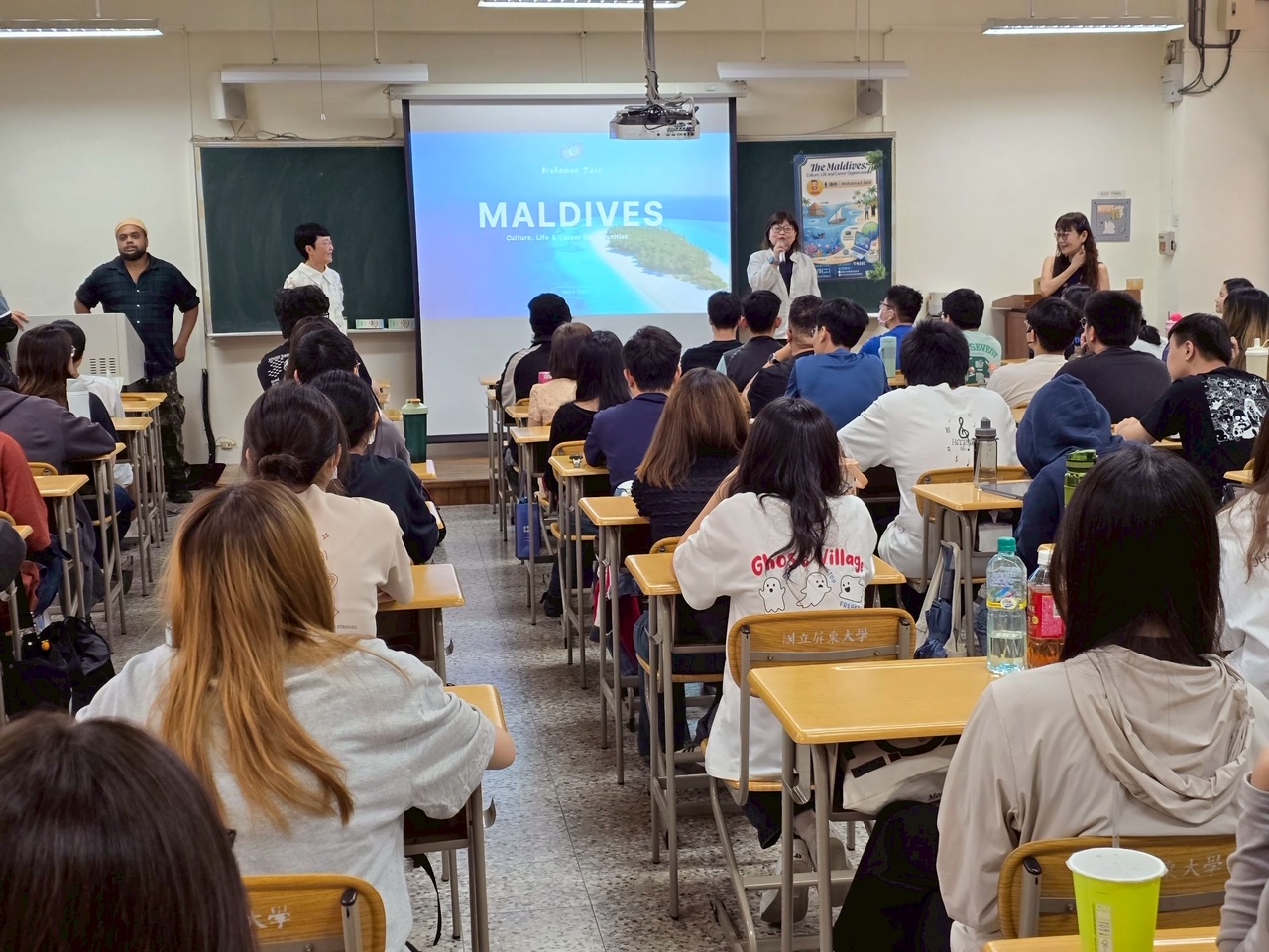 屏東縣服務站主任陳盈智於課程中致詞，鼓勵學生拓展國際視野。