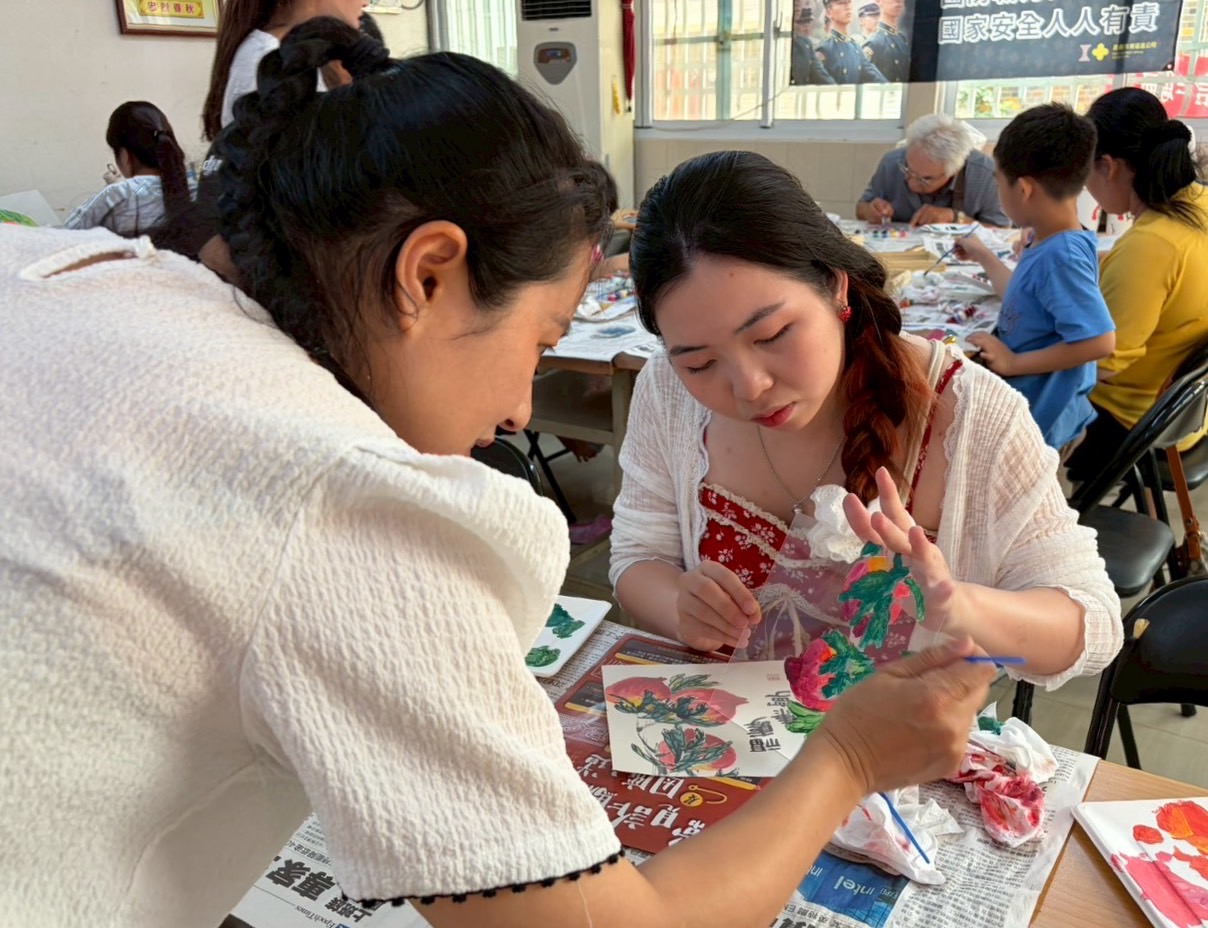跨文化墨水融合 移民署邀新住民體驗國畫創作釋放壓力