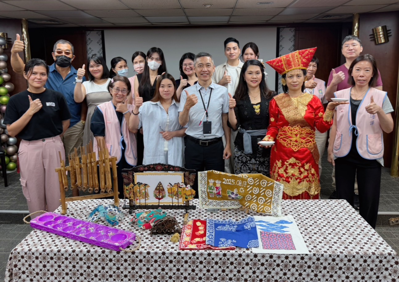 1150604-1印尼新住民曹寒妮（前排右三）分享蘇門答臘島的傳統「盤子舞」由來及在臺成立舞團歷程。