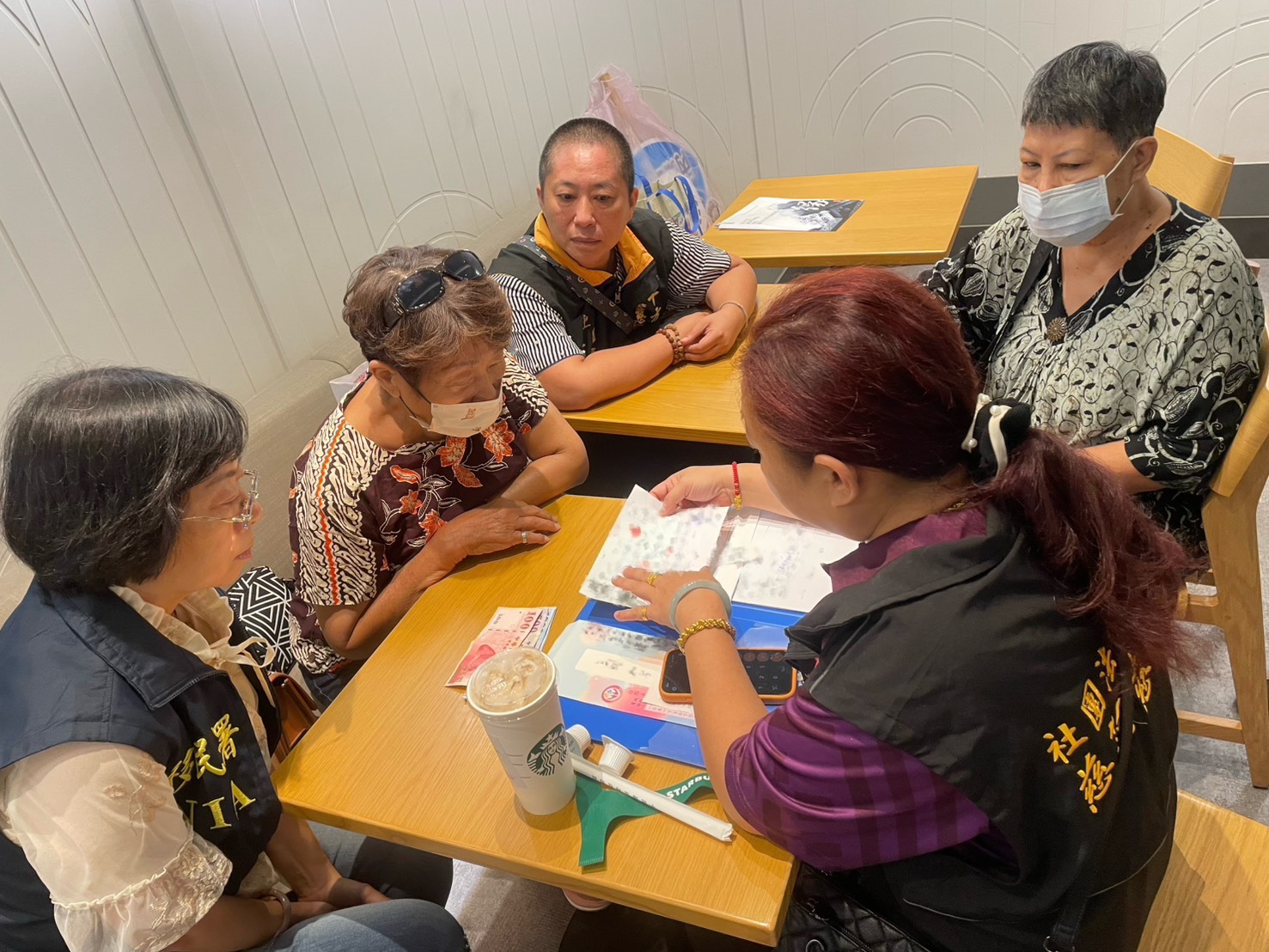 慈善團體現場交付醫療補助費用給新住民美美。