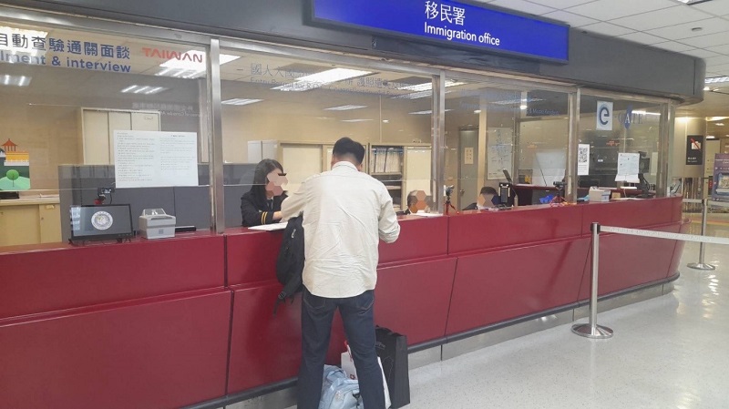 一句「慢慢來」撫慰旅程奔波的辛勞 移民署深夜守候助旅客完成團聚面談
