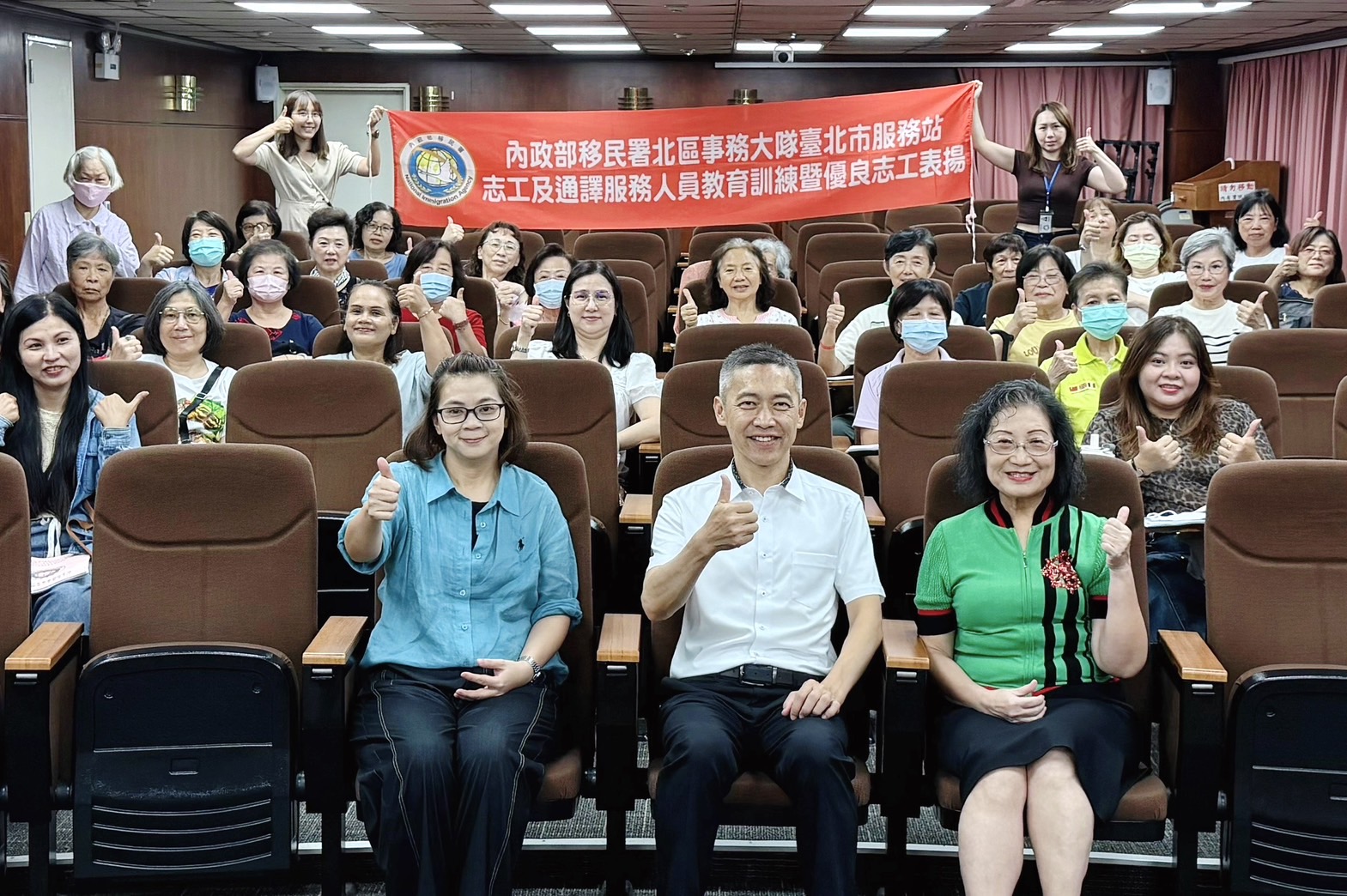 新住民媽媽一手抱哭娃一手忙填表  移民署志工暖心泡牛奶助安心辦證