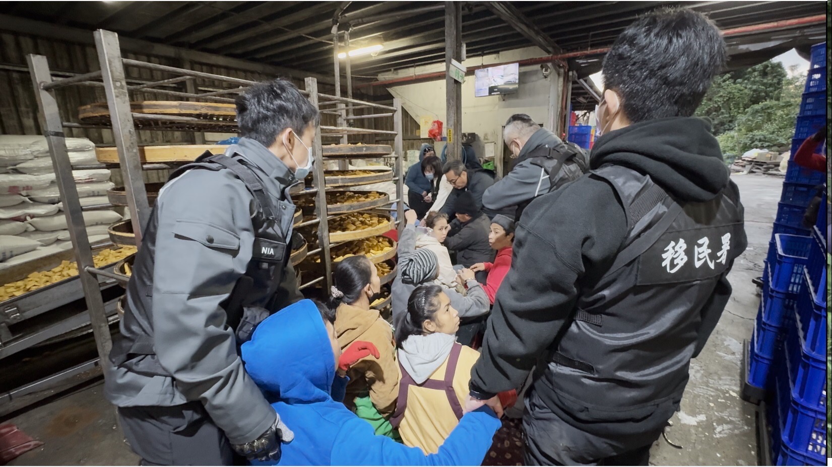 拂曉突襲破監控！瓦解非法仲介集團 移民署桃園市專勤隊 查獲20名非法外國人
