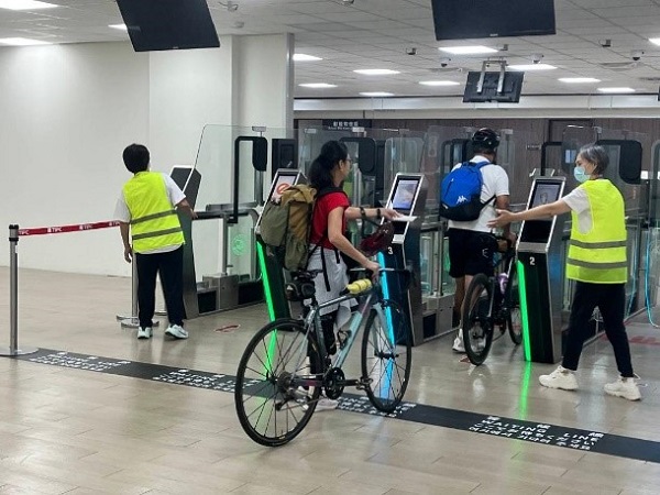 牽自行車也能輕鬆通關！ 基隆港12座e-Gate兼顧便利與國境安全