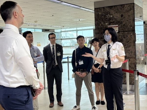 美國在臺協會高雄分處參訪高雄機場 移民署展現智慧通關新服務