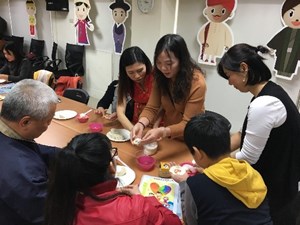移民署中區事務大隊彰化縣服務站邀請新住民親手製作水餃與移工迎新年。