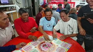 移工們開心參與「中秋搏狀元餅」活動。