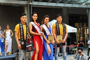 菲律賓移工朋友透過模特兒走秀一起展現菲律賓的民族特質。