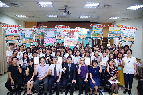 108年新住民子女新職人啟航培育營全體合照內政部政務次長陳宗彥(右4)內政部移民署副署長梁國輝(左4)。
108年新住民子女新職人啟航培育營全體合照內政部政務次長陳宗彥(右4)內政部移民署副署長梁國輝(左4)。