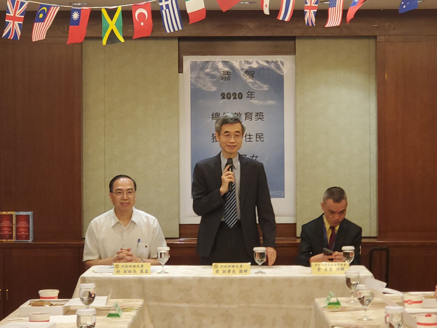 移民署梁副署長國輝向獲獎同學與家長、師長們表達祝賀之意。